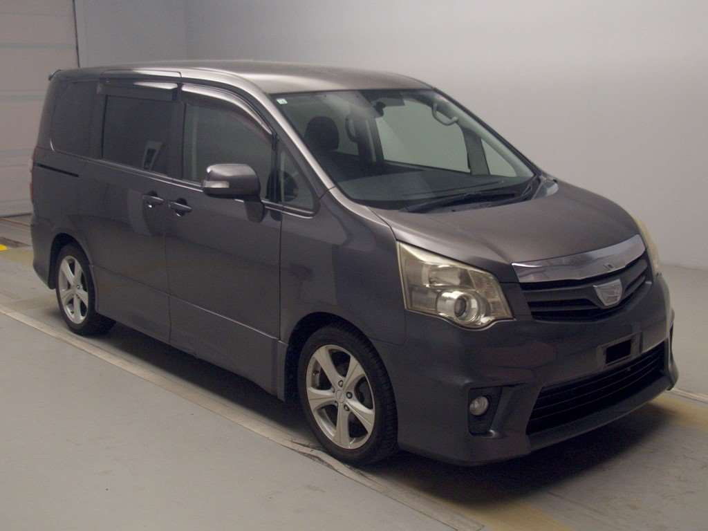 2010 Toyota Noah ZRR70W[2]