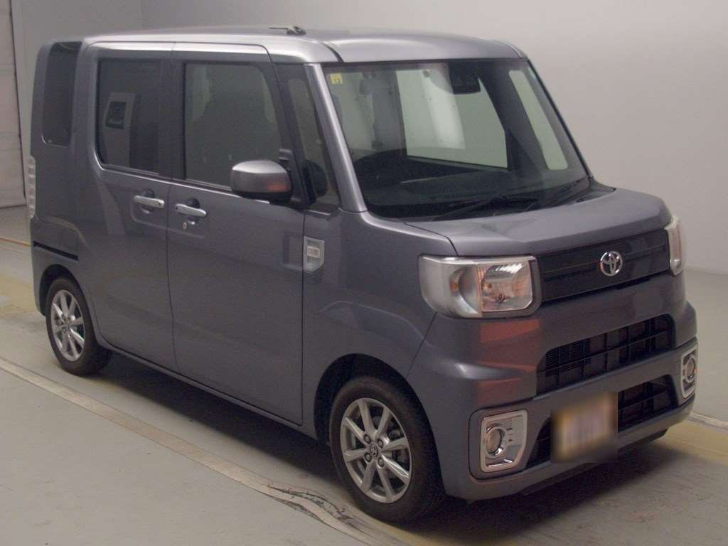 2020 Toyota Pixis Mega LA700A[2]