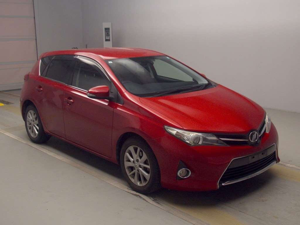 2014 Toyota Auris NZE181H[2]