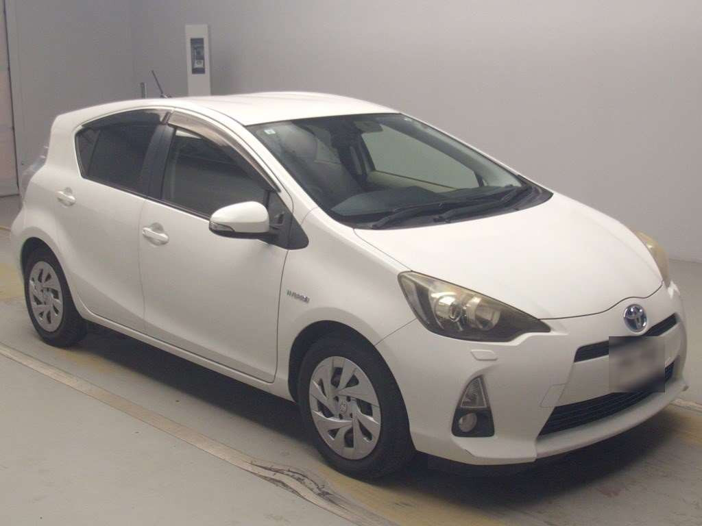 2013 Toyota Aqua NHP10[2]