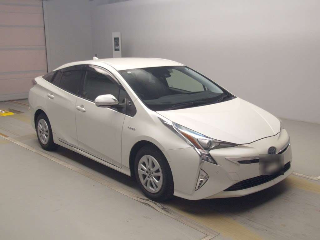 2017 Toyota Prius ZVW50[2]