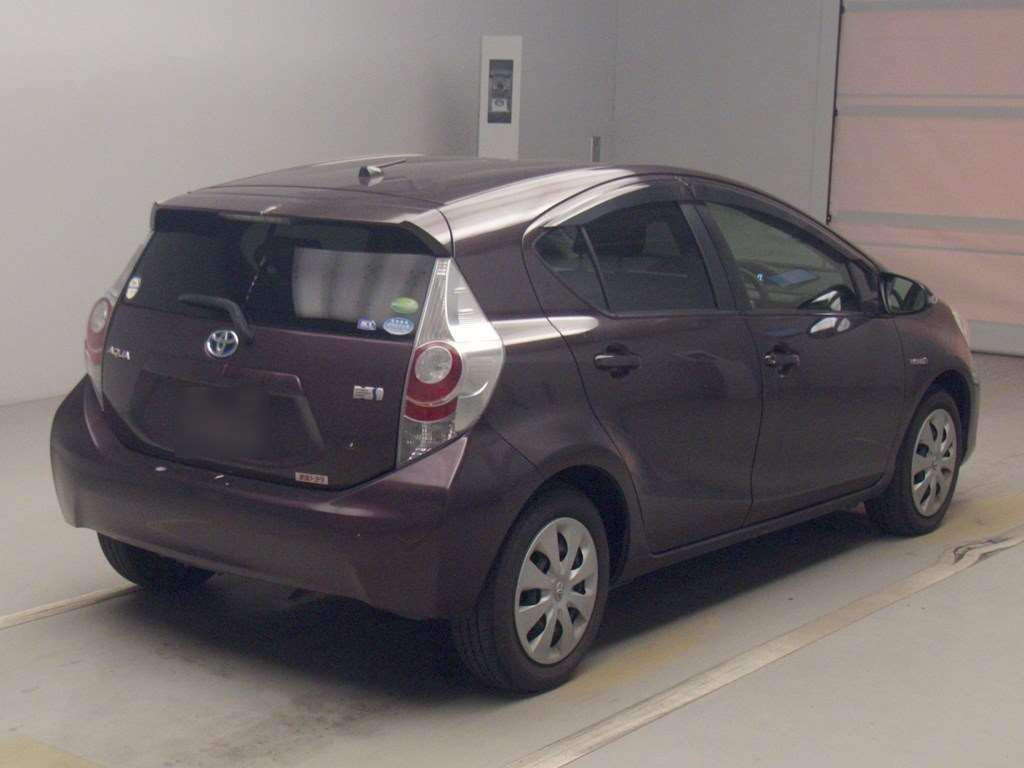 2014 Toyota Aqua NHP10[1]