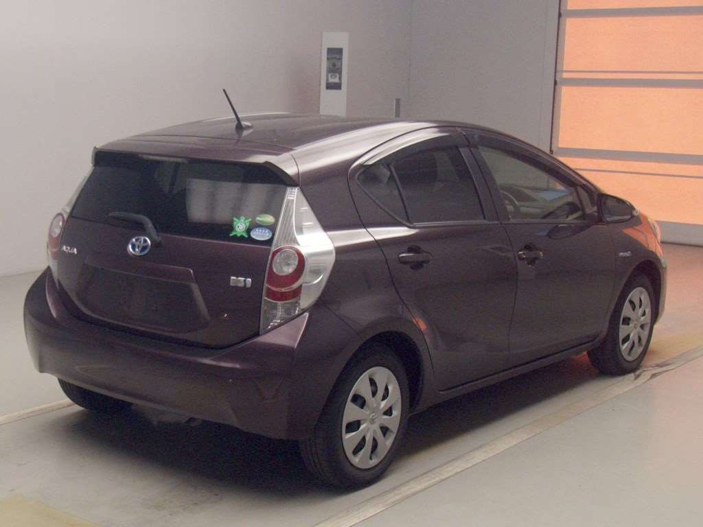 2014 Toyota Aqua NHP10[1]