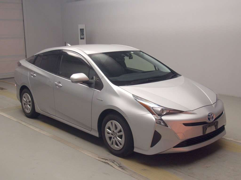 2016 Toyota Prius ZVW50[2]