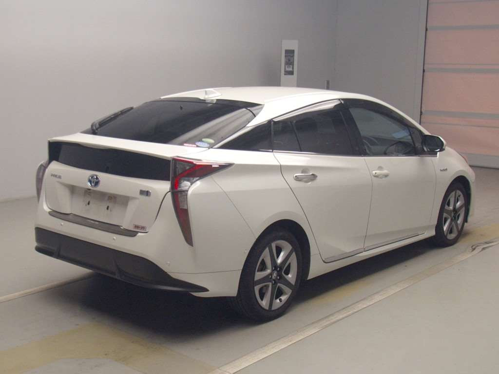 2016 Toyota Prius ZVW51[1]