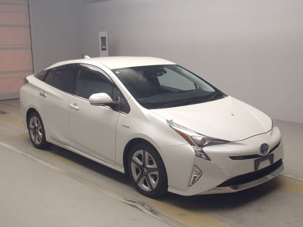 2016 Toyota Prius ZVW51[2]