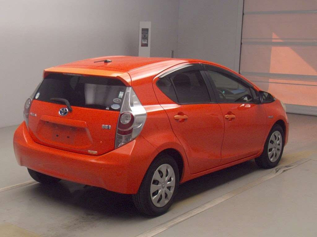 2012 Toyota Aqua NHP10[1]