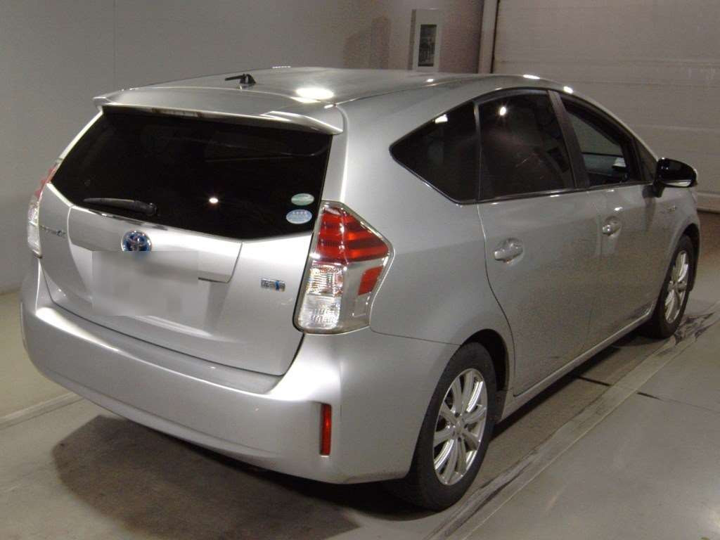 2016 Toyota Prius alpha ZVW41W[1]