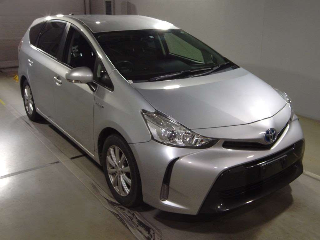 2016 Toyota Prius alpha ZVW41W[2]