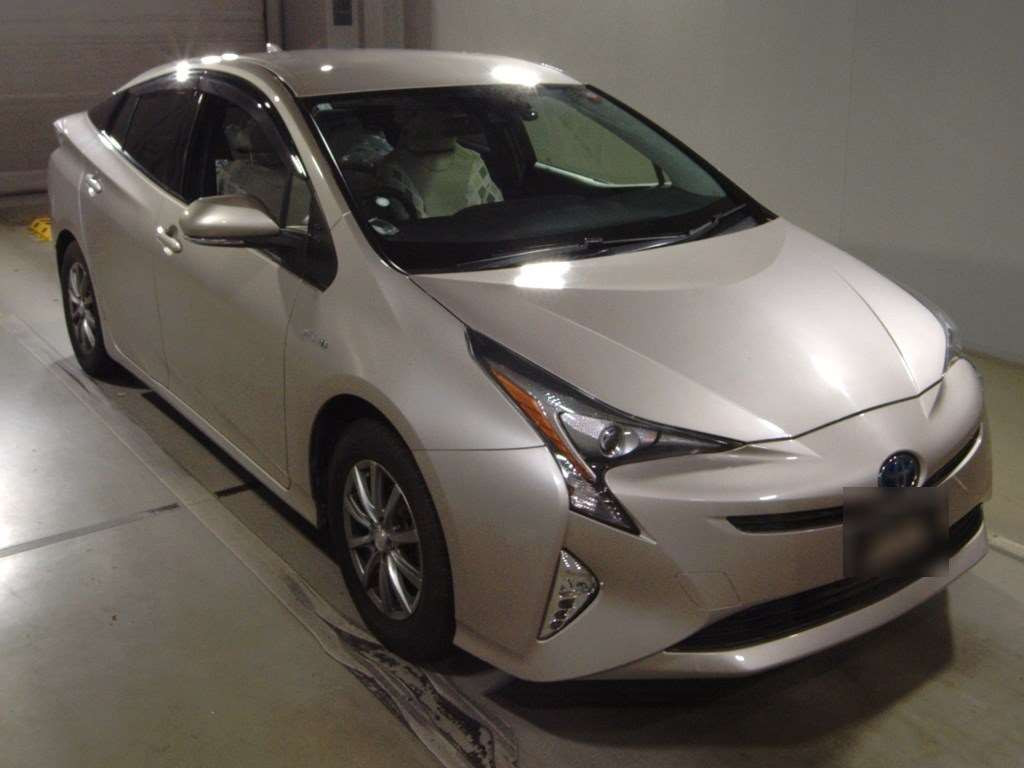 2016 Toyota Prius ZVW55[2]