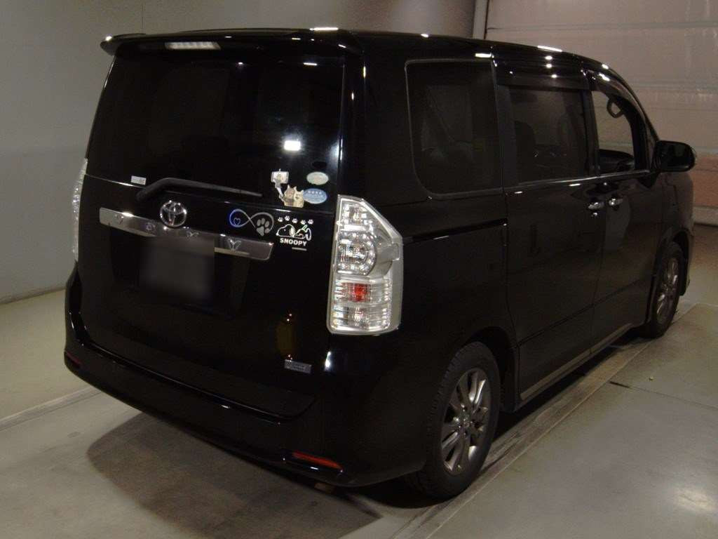 2011 Toyota Voxy ZRR70W[1]