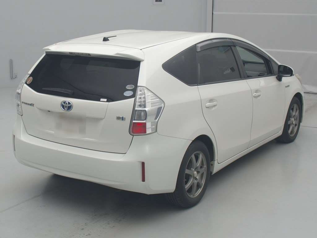 2011 Toyota Prius alpha ZVW41W[1]