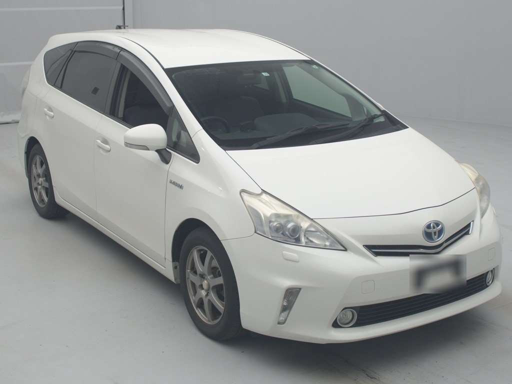 2011 Toyota Prius alpha ZVW41W[2]