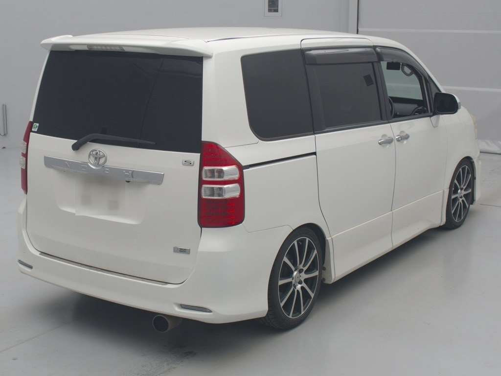 2013 Toyota Noah ZRR75W[1]