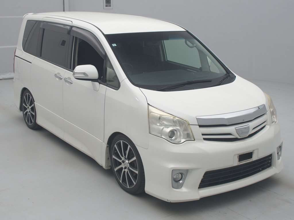 2013 Toyota Noah ZRR75W[2]