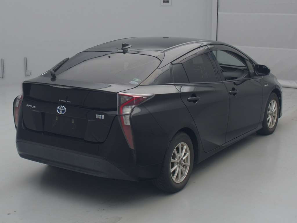 2016 Toyota Prius ZVW50[1]