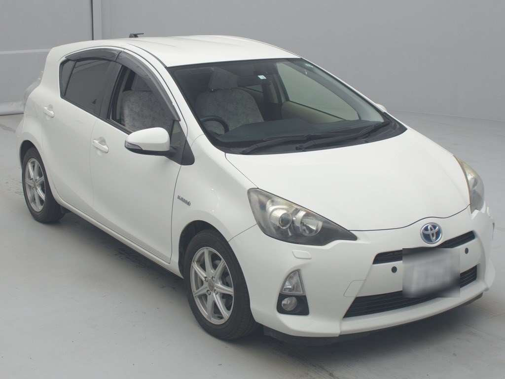 2012 Toyota Aqua NHP10[2]