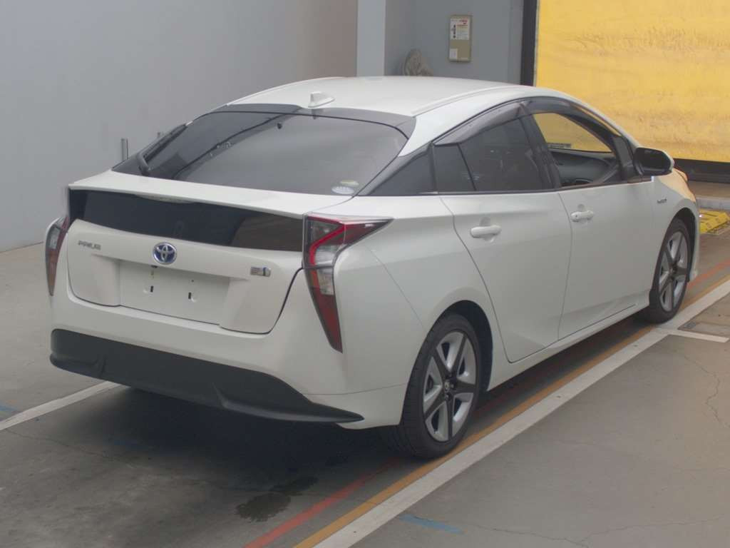 2017 Toyota Prius ZVW50[1]