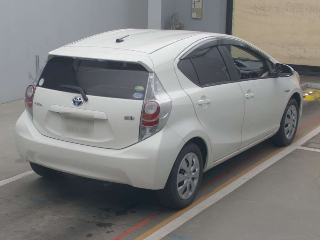 2013 Toyota Aqua NHP10[1]