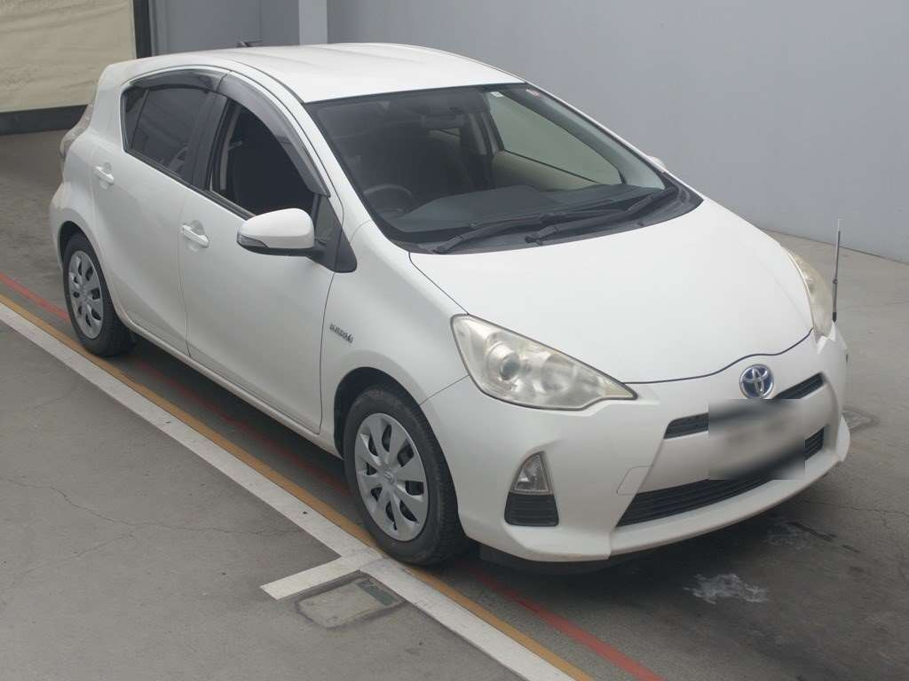 2013 Toyota Aqua NHP10[2]