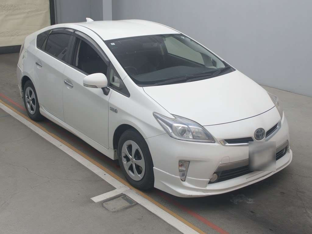 2013 Toyota Prius PHV ZVW35[2]