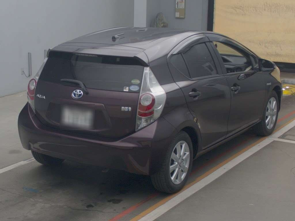 2014 Toyota Aqua NHP10[1]