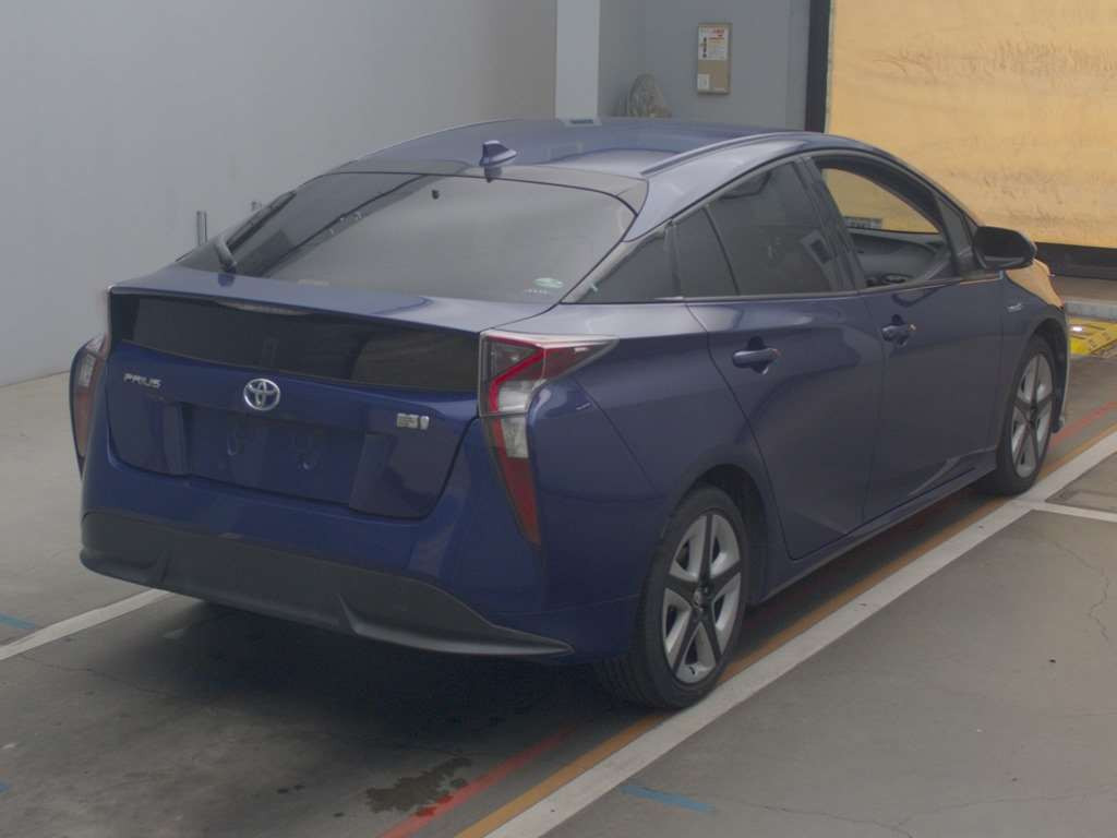 2016 Toyota Prius ZVW50[1]