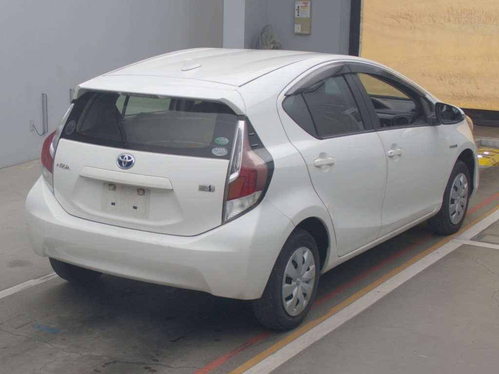 2015 Toyota Aqua NHP10[1]