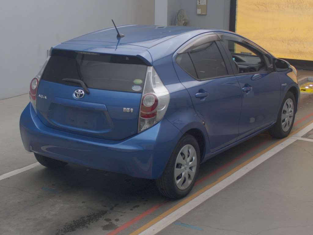 2013 Toyota Aqua NHP10[1]