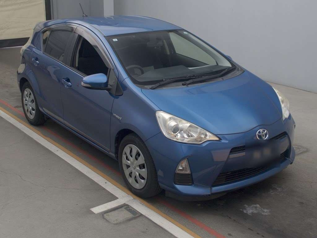 2013 Toyota Aqua NHP10[2]