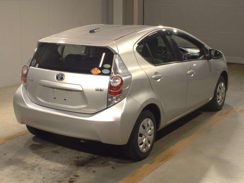 2014 Toyota Aqua NHP10[1]