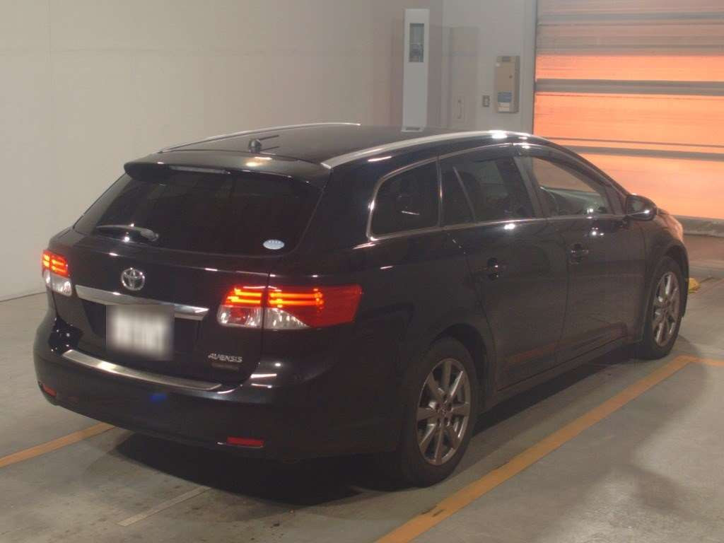 2013 Toyota Avensis Wagon ZRT272W[1]