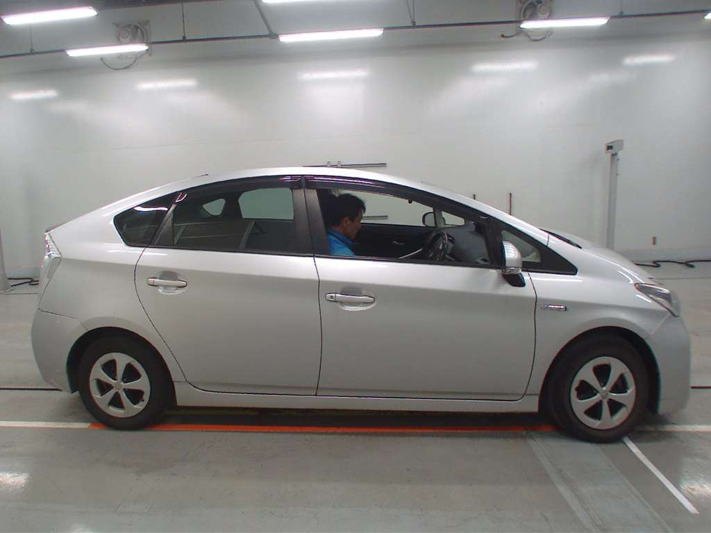 2015 Toyota Prius ZVW30[2]