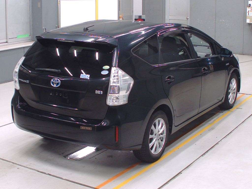 2013 Toyota Prius alpha ZVW41W[1]