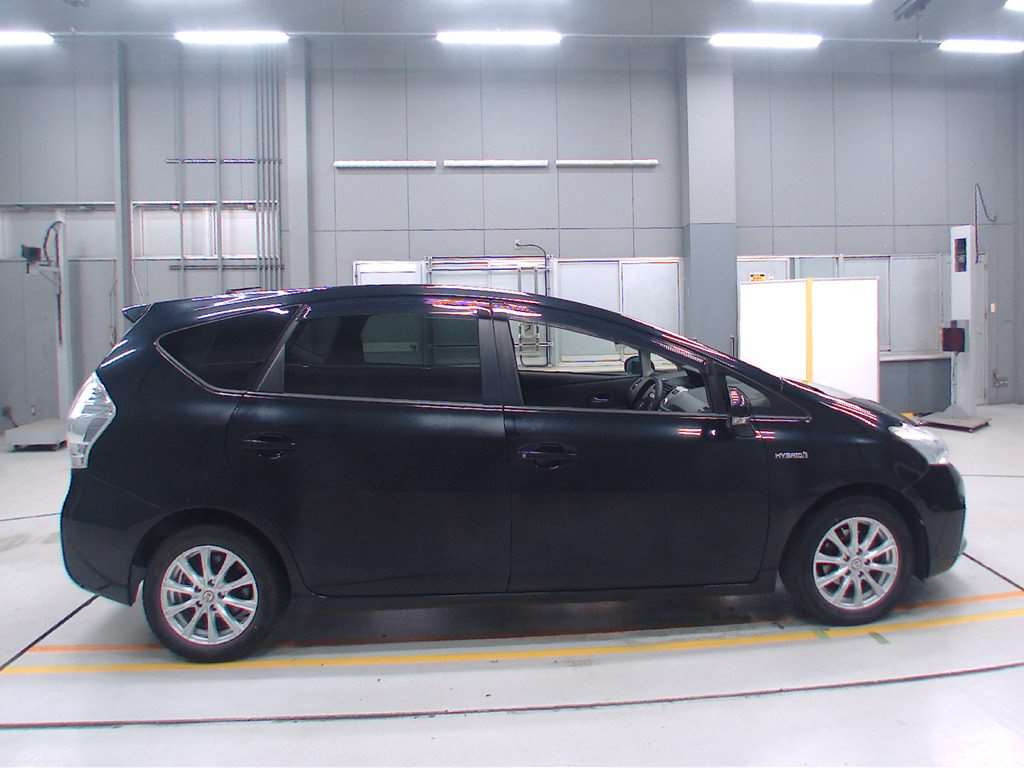 2013 Toyota Prius alpha ZVW41W[2]