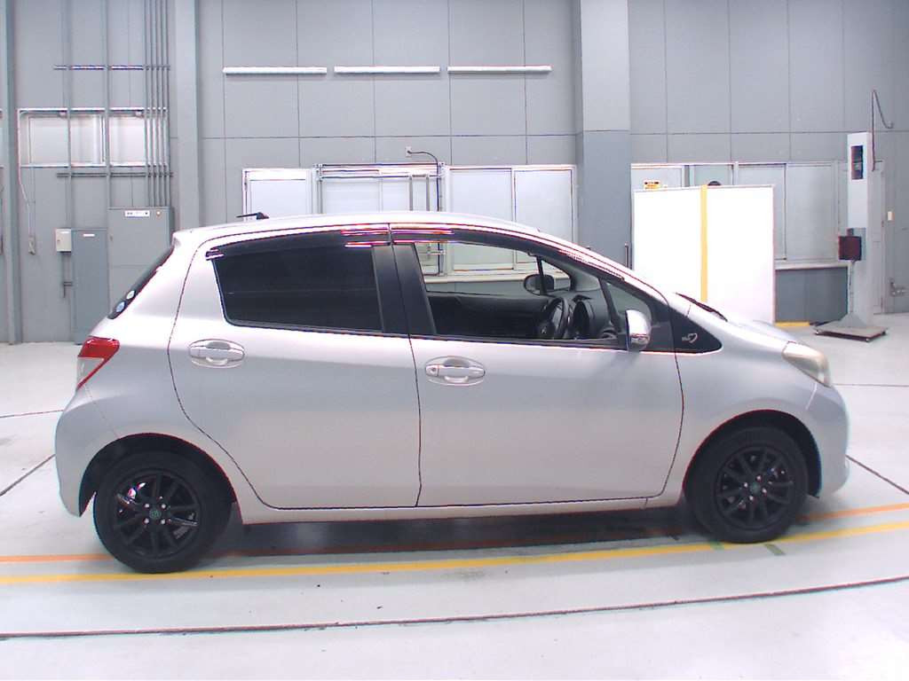 2013 Toyota Vitz NSP130[2]