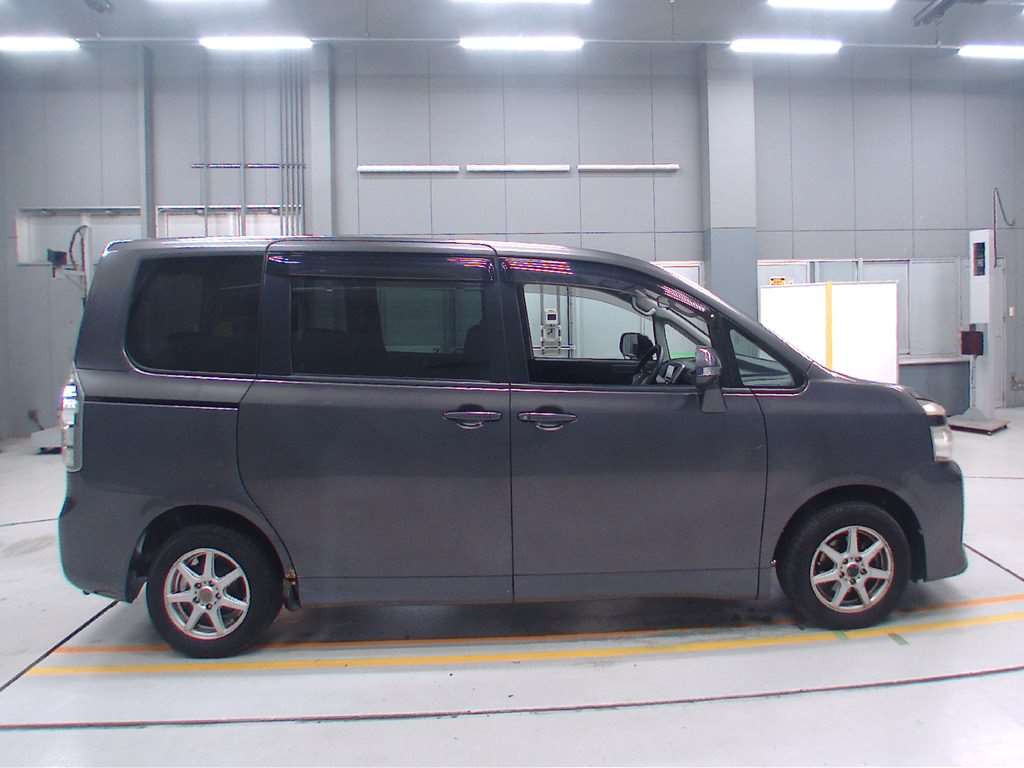 2010 Toyota Voxy ZRR70G[2]