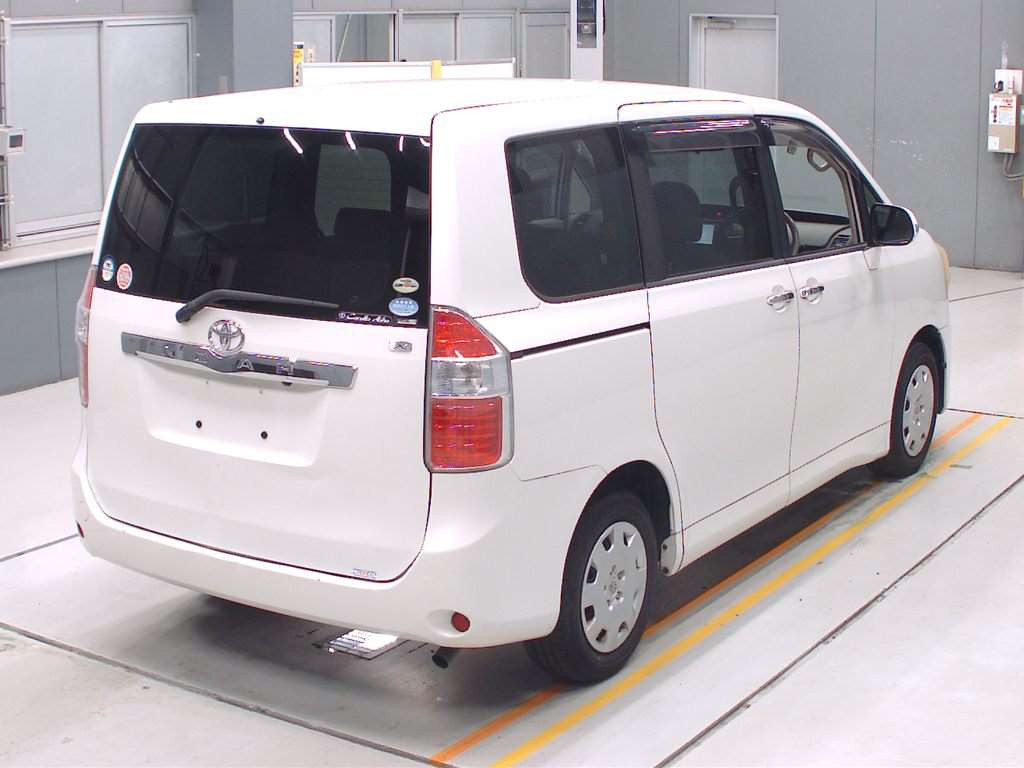 2010 Toyota Noah ZRR70G[1]