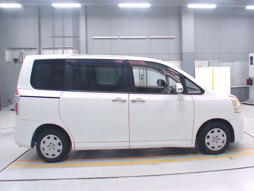 2010 Toyota Noah ZRR70G[2]