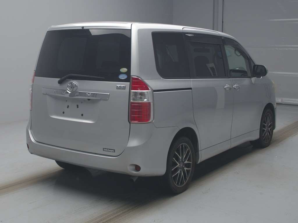 2007 Toyota Noah ZRR70G[1]