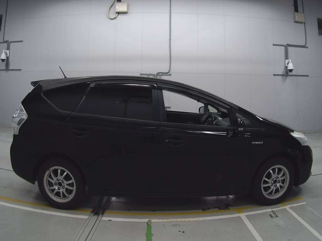 2013 Toyota Prius alpha ZVW40W[2]