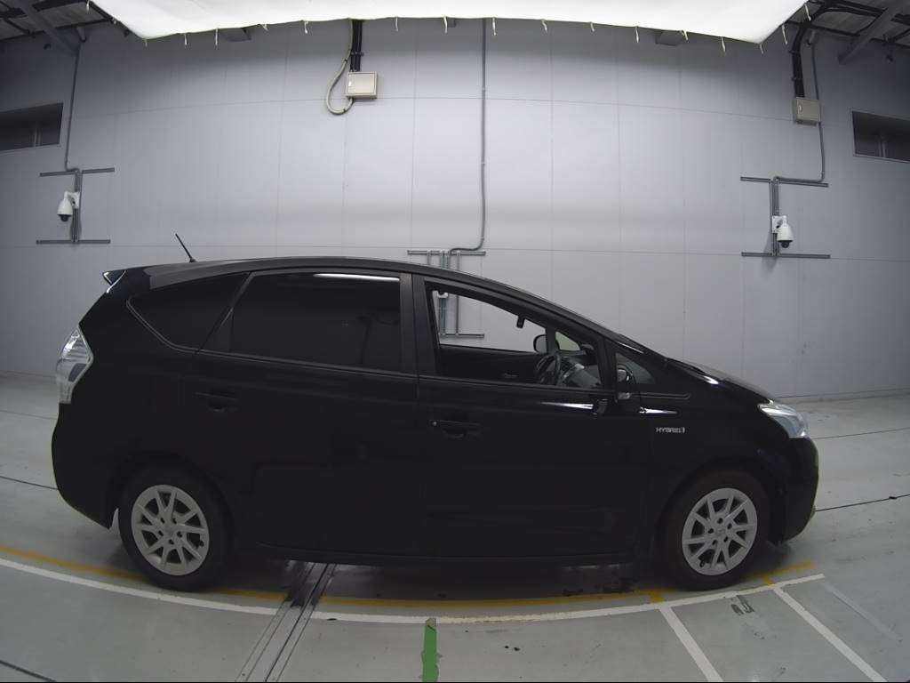 2012 Toyota Prius alpha ZVW41W[2]