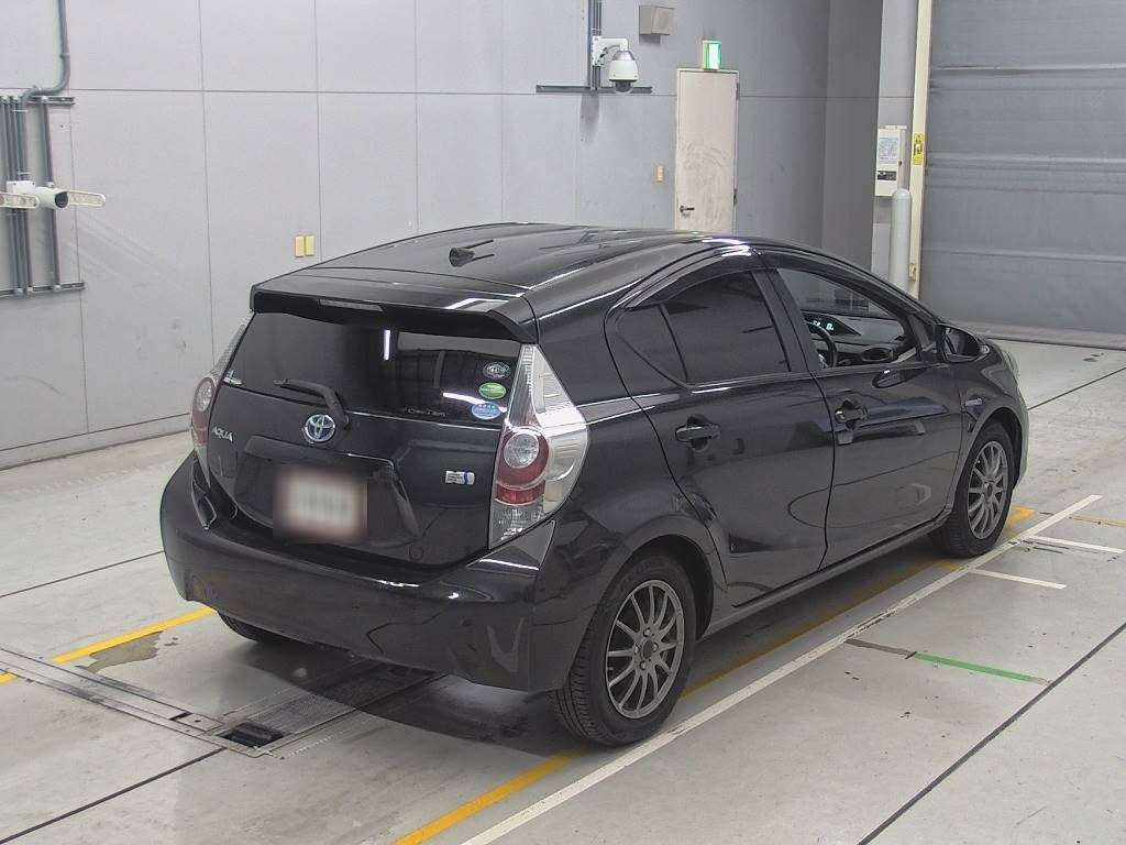 2013 Toyota Aqua NHP10[1]