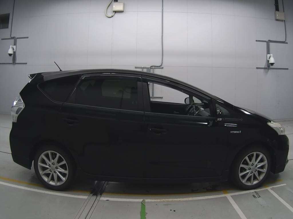 2012 Toyota Prius alpha ZVW41W[2]