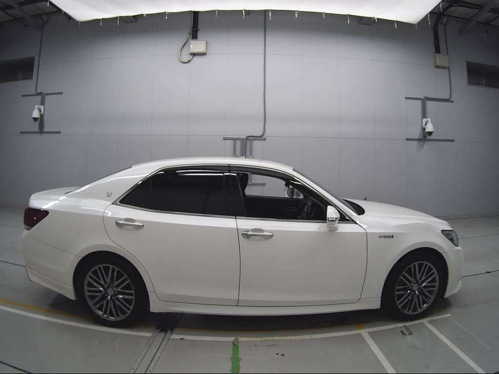 2014 Toyota Crown Hybrid AWS210[2]