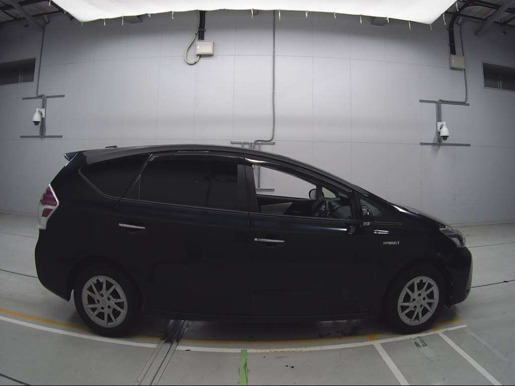 2016 Toyota Prius alpha ZVW41W[2]