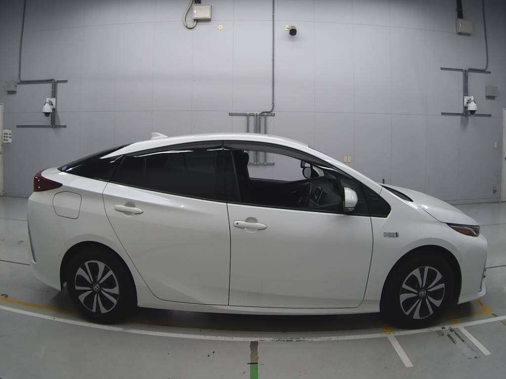 2019 Toyota Prius PHV ZVW52[2]