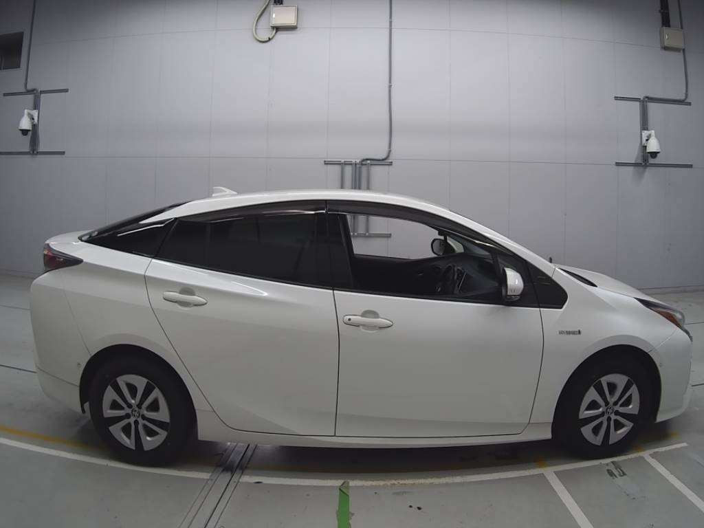 2018 Toyota Prius ZVW51[2]