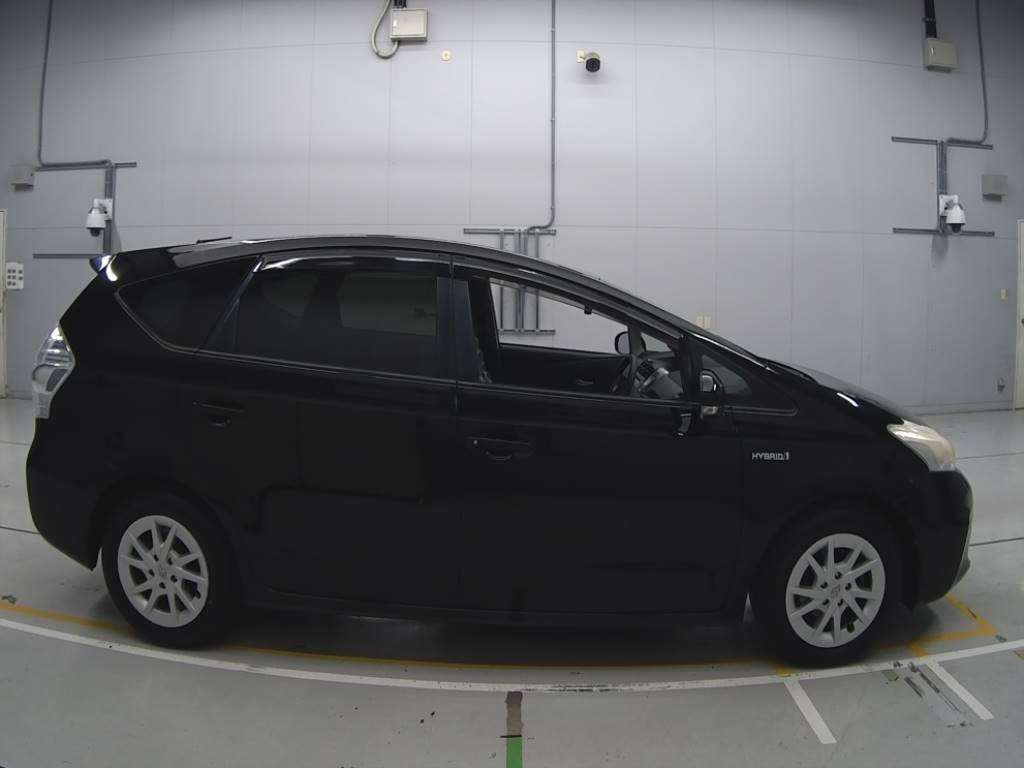 2012 Toyota Prius alpha ZVW41W[2]