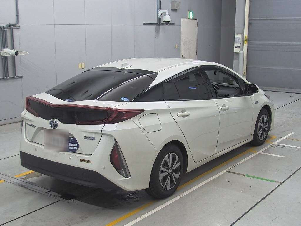 2017 Toyota Prius PHV ZVW52[1]